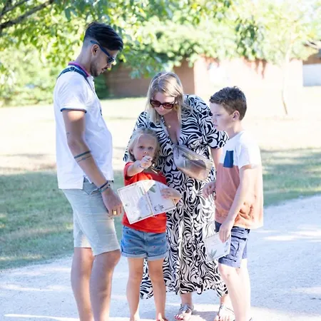 Camping Spacieux Avec Terrasse Pour 8 Personnes - Api-1-52-1342 *